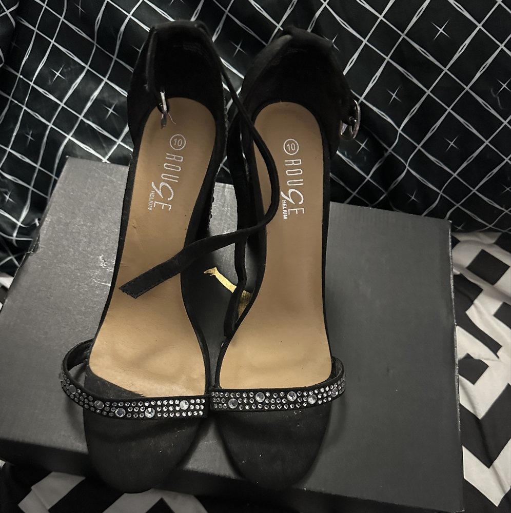 Rouge Helium Black Women's Heels with Rhinestone Detail